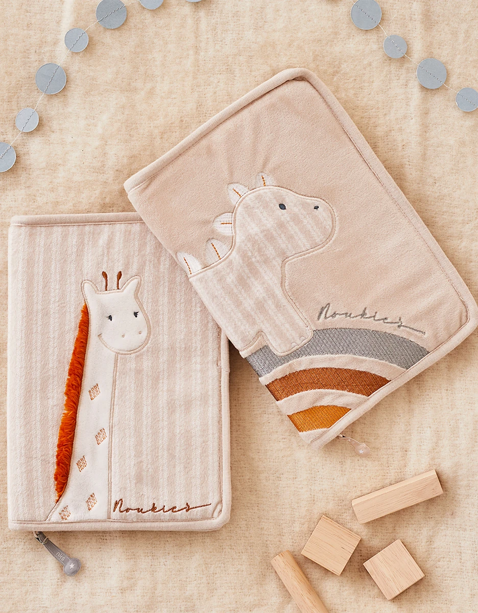 Protège Carnet De Santé En Veloudoux Dino De Noukies – Image 2