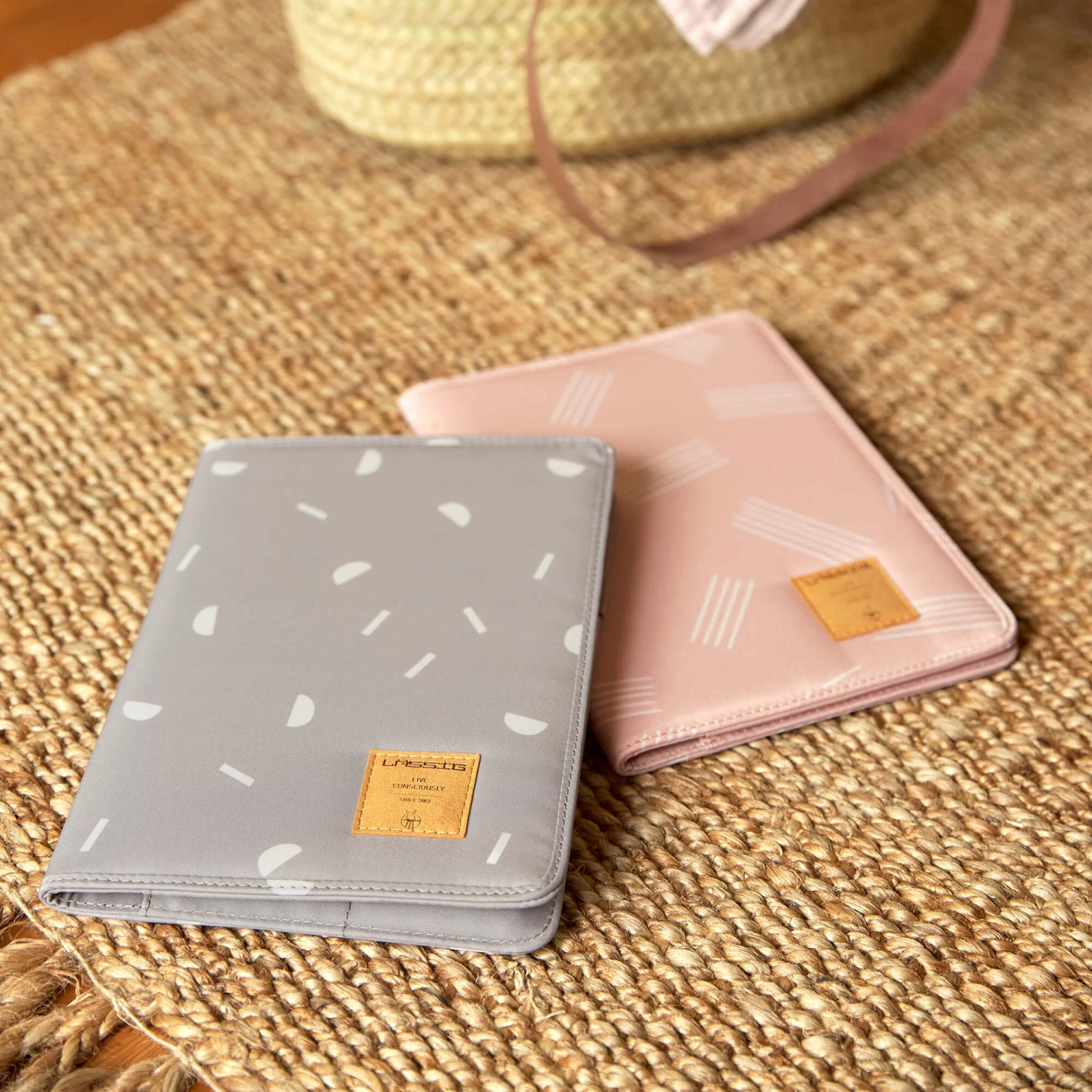 LÄSSIG Protège-carnet De Santé Taupe De Lässig – Image 2